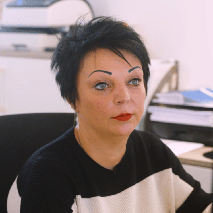 Davina König, Sekretärin